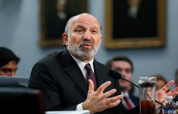 وزير التجارة الأمريكي: ضعف الدولار "طبيعي" لتعزيز الصادرات والنمو