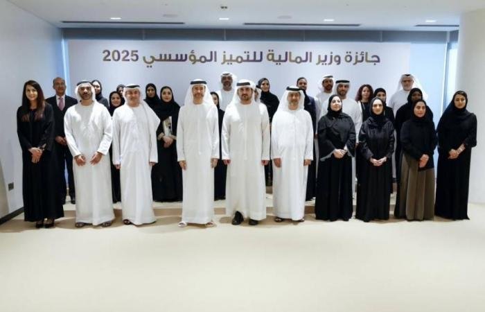 الامارات الان | مكتوم بن محمد: في الإمارات التميز لا يُمنَح بل يُصنع ليشكل المستقبل | عيون الجزيرة الامارات