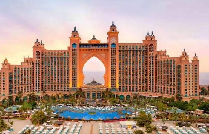 «أتلانتس دبي» تتصدر جوائز فوربس للسفر 2026