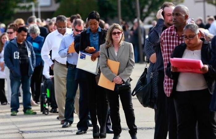 تراجع إعانات البطالة الأمريكية بأقل من المتوقع