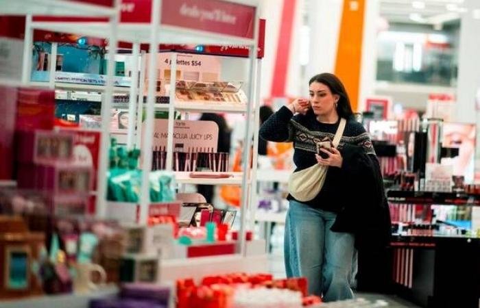 الاقتصاد الاستهلاكي الأمريكي ينقسم بين رفاهية الأثرياء وتقشف الفقراء