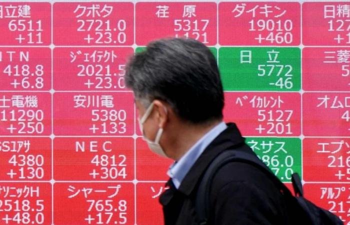 الدولار تحت ضغط البيانات الاقتصادية.. والين يستفيد من «شراء اليابان»