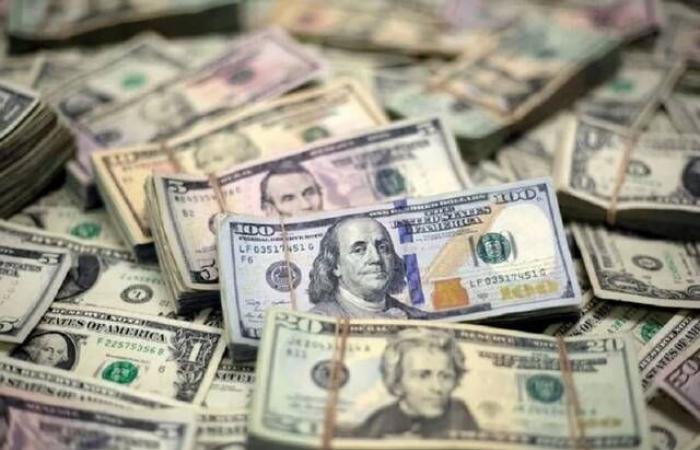 الدولار يواجه ضغوطاً عالمية أمام الين واليوان