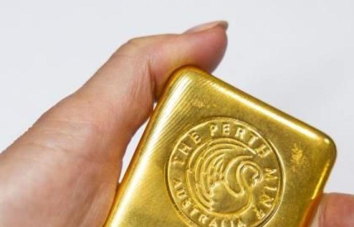 الذهب ينتعش قليلاً عند 5000 دولار بدعم عمليات الشراء