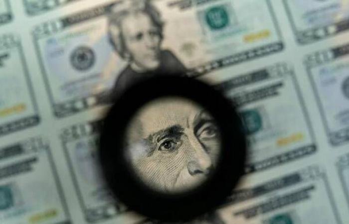 الدولار يتجه لخسائر أسبوعية والين الياباني يحقق أكبر مكاسب