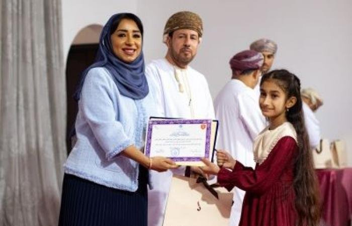 أخبار سلطنة عمان | تكريم المجيدين في مسابقة نادي الحمراء للإبداع الثقافي | عيون الجزيرة الاخبارية عمان