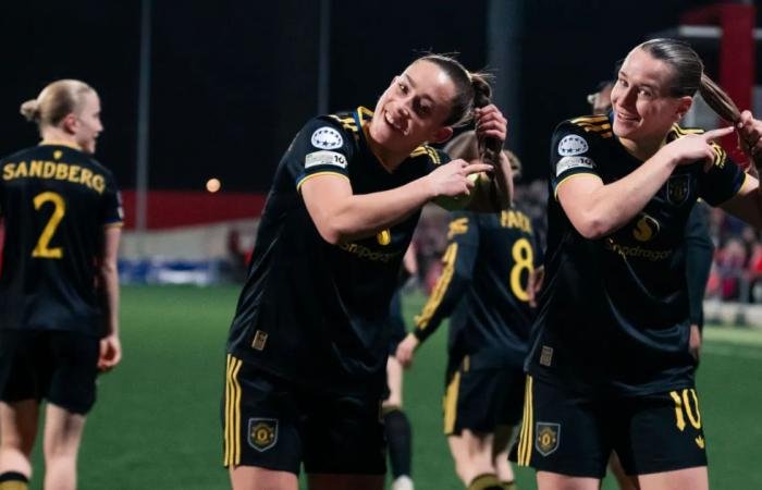 الرياضة الان | لاعبات مانشستر يونايتد يسخرن من مشجع «الشعر الطويل» | عيون الجزيرة الرياضي