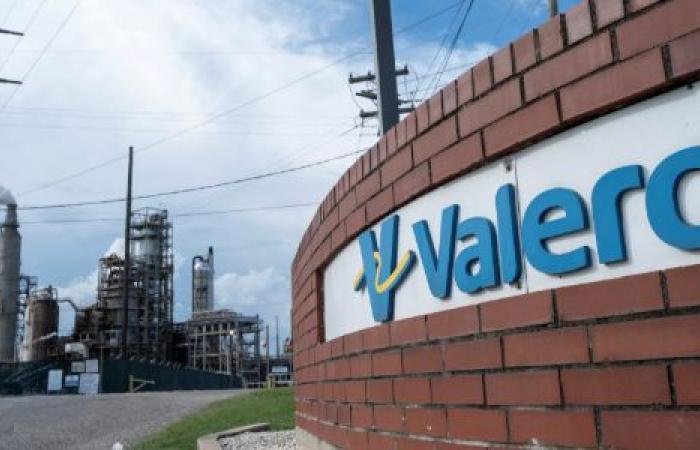 مصادر: «فاليرو الأمريكية» تستورد 6.5 مليون برميل من نفط فنزويلا