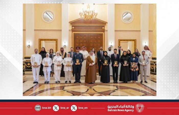 أخبار البحرين | سمو ولي العهد رئيس مجلس الوزراء: أبناء الوطن من فريق البحرين بما يتحلون به من كفاءة وطنية وروح مبادِرة يبرهنون قدرتهم على تحقيق المنجزات النوعيّة التي تسهم في الدفع بمسارات العمل الوطني نحو آفاق الازدهار والتقدم | عيون الجزيرة