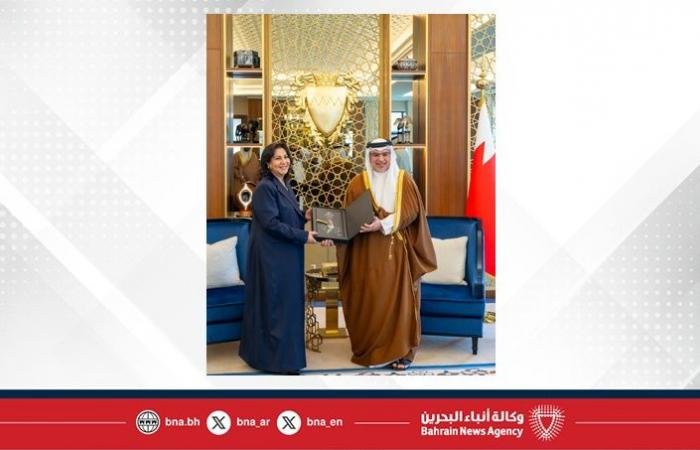 أخبار البحرين | سمو ولي العهد رئيس مجلس الوزراء يتسلم نسخة من كتاب "عيسى الكبير.. باني الدولة الحديثة" | عيون الجزيرة