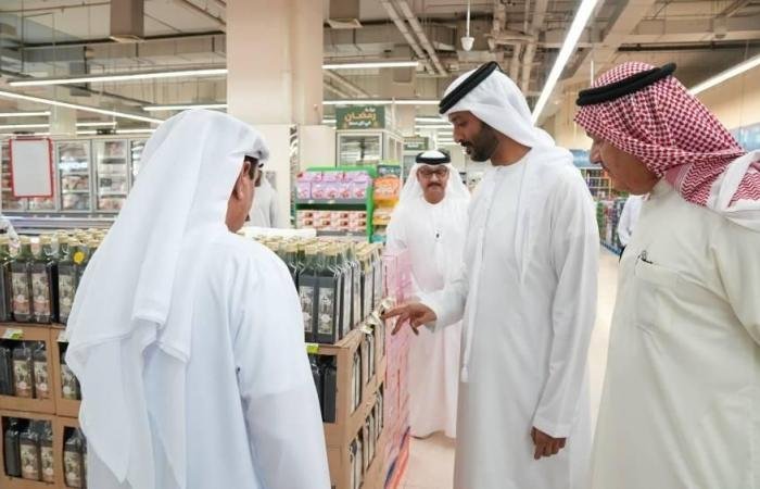 عبدالله بن طوق يزور منافذ بيع للاطلاع على استقرار الأسعار قبيل رمضان