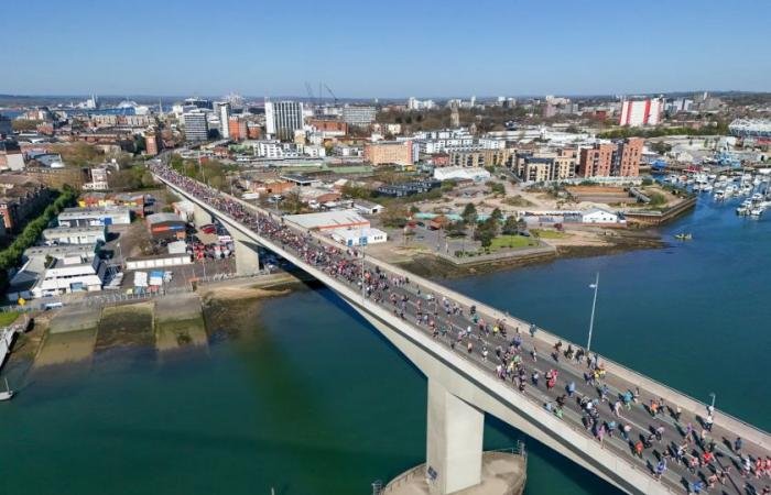 الرياضة الان | مشجعو ساوثمبتون يطلقون حملة لتغيير لون الإنارة على جسر | عيون الجزيرة الرياضي