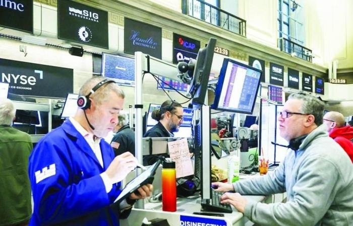 «وول ستريت» تتباين في بداية أسبوع تداول قصير