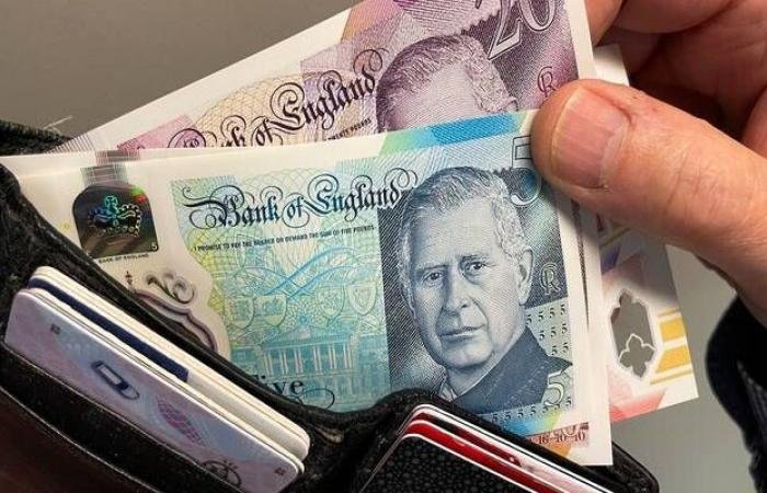 الإسترليني يتراجع بعد بيانات سوق العمل المخيبة للآمال