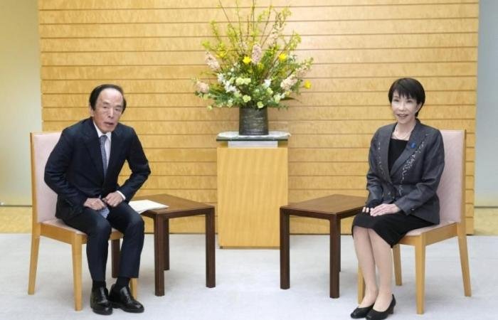 خسائر سوفت بنك تضغط على نيكاي.. والين يرتفع بعد لقاء تاكايتشي وأويدا