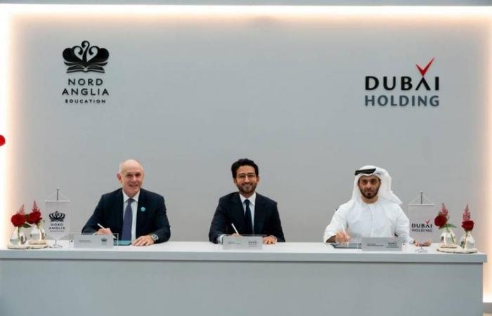 «دبي القابضة» و«نورد أنجليا للتعليم» تبرمان شراكة استراتيجية