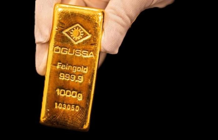 عمليات شراء تعيد الذهب فوق 4900 دولار للأونصة