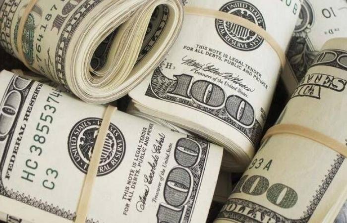 الدولار يرتفع مع ترقب الأسواق المخاطر الجيوسياسية ومحضر اجتماع الفيدرالي