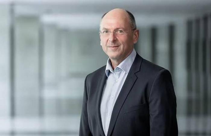 رئيس مالية طيران الإمارات يغادر بنهاية يونيو