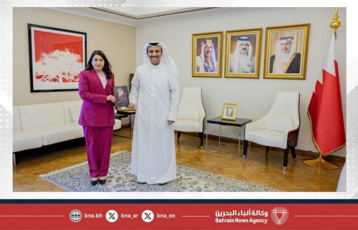 أخبار البحرين | وزير الإعلام يستقبل الكاتبة نورة الفيحاني ويتسلم نسخة من كتابها "المرأة البحرينية والاقتصاد الوطني: من التمكين إلى التأثير في عهد جلالة الملك المعظم" | عيون الجزيرة