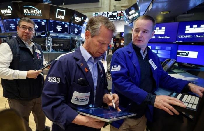 أسهم إنفيديا وأبل توقف نزيف وول ستريت في ختام جلسة متقلّبة