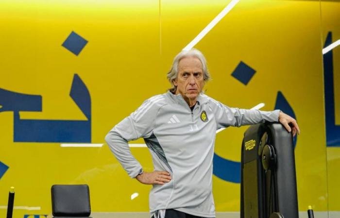 جيسوس يستنجد بالشباب