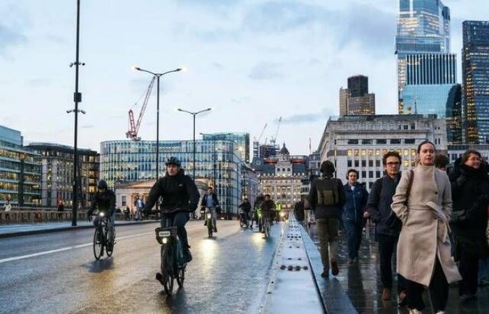 الشركات الناشئة ببريطانيا تستبدل التوظيف بالذكاء الاصطناعي