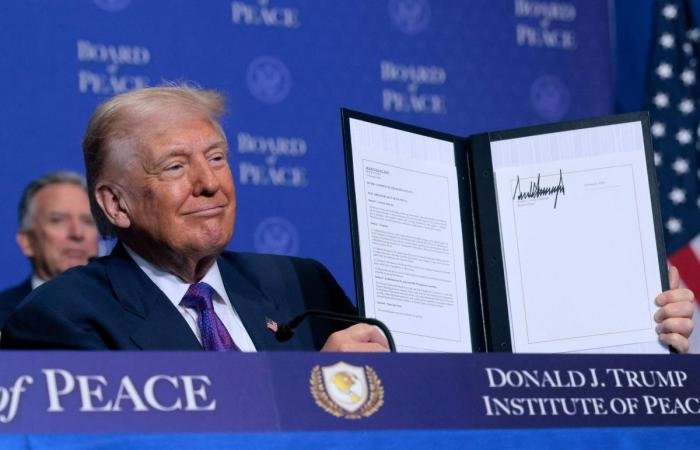 أخبار قطر | ترامب يعلن تخصيص 10 مليارات دولار لغزة ويشيد بدور قطر في أول اجتماع لمجلس السلام | عيون الجزيرة قطر