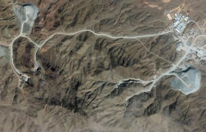 صور أقمار صناعية تظهر أن إيران تحصّن مواقع عسكرية | عيون الجزيرة
