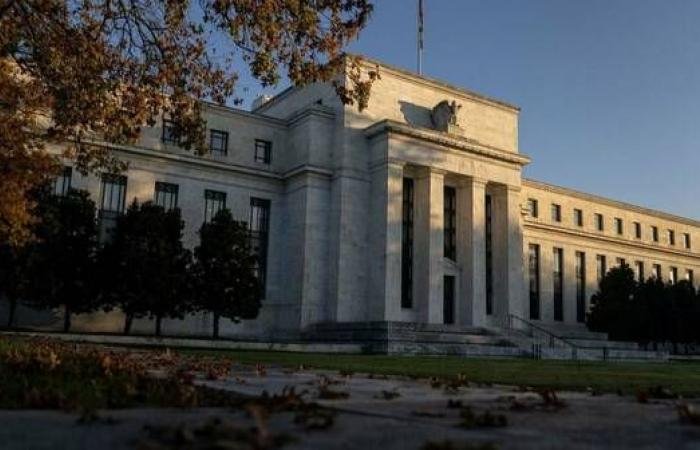 محضر الفيدرالي يؤكد إجماعاً على تثبيت الفائدة وسط ضغوط سياسية