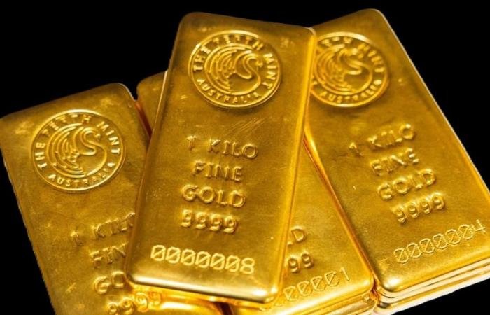 الذهب يتراجع في المعاملات الفورية.. والعقود الآجلة تصعد