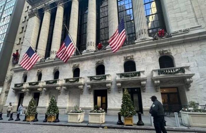 تراجع العقود الآجلة للأسهم الأمريكية مع تباطؤ نمو الناتج المحلي