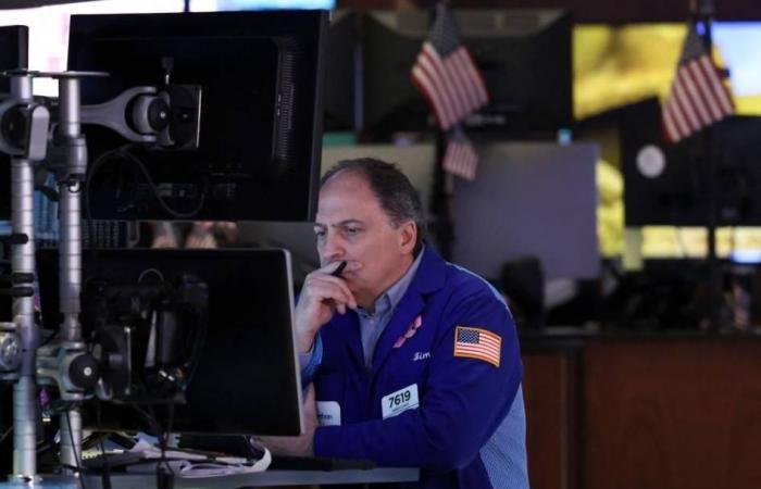 خسائر في وول ستريت.. وسهم أبل يهبط 1.4% بسبب دعوى قضائية