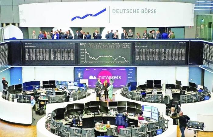 أسهم أوروبا تتجه لتحقيق مكاسب أسبوعية بتحسن توقعات أرباح شركات