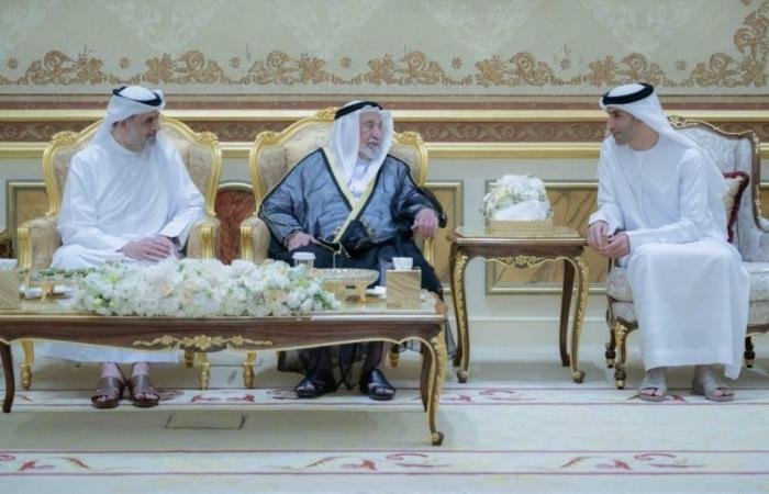 الامارات الان | حاكم الشارقة يواصل استقبال المهنئين بشهر رمضان المبارك (فيديو) | عيون الجزيرة الامارات