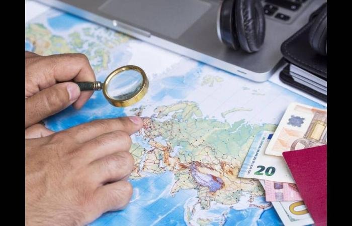 كيف تحمي ميزانيتك من رسوم السحب في الخارج؟