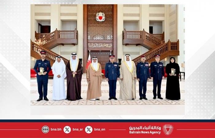 أخبار البحرين | وزير الداخلية يستقبل أعضاء اللجنة التنظيمية لبطولة البحرين المفتوحة تشالنجر للتنس ومنتسبي وزارة الداخلية الفائزين في مسابقة الابتكار الحكومي (فكرة) | عيون الجزيرة