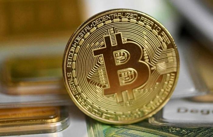 البيتكوين تهبط 5% دون مستوى 65 ألف دولار