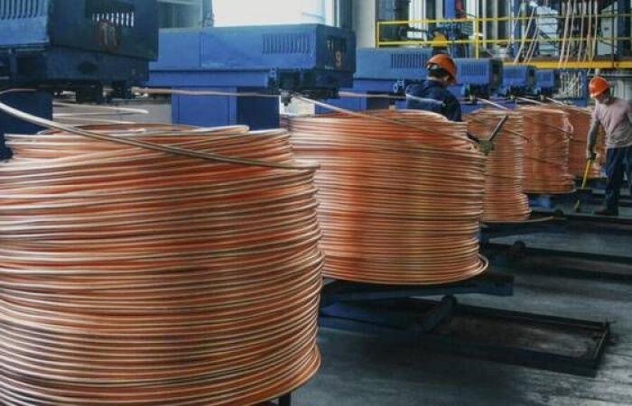  استقرار النحاس عند 12.9 ألف دولار مع ترقب السياسات الأمريكية