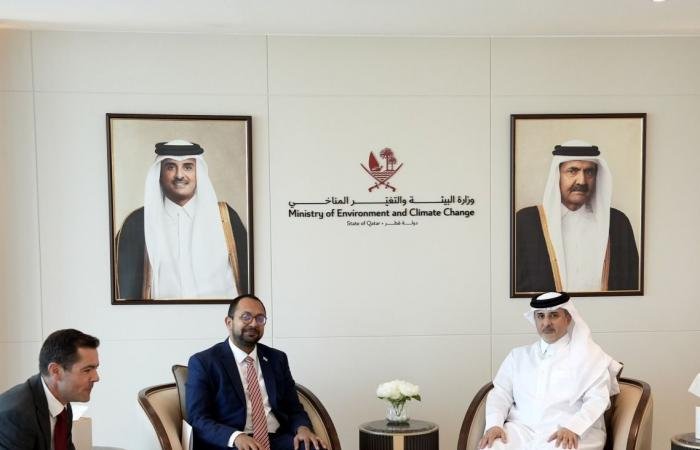 أخبار قطر |  وزير البيئة والتغير المناخي يجتمع مع السفير البريطاني | عيون الجزيرة قطر