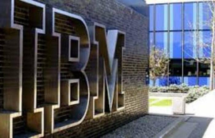 أسهم "آي بي إم" تتراجع بنسبة 10%