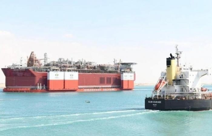 سفينة الغطس «هوا روي لونغ» تعبر قناة السويس بتدابير ملاحية خاصة