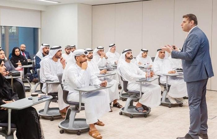 الامارات الان | «محمد بن راشد للإدارة» تستعرض النموذج القيادي الإماراتي | عيون الجزيرة الامارات