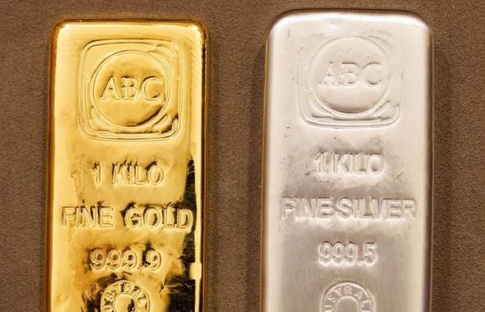 أونصة الذهب تحوم بالقرب من 5150 دولاراً.. والفضة تهبط 3%