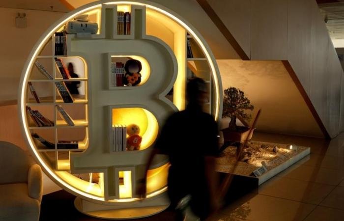 البيتكوين ترتد فوق 66 ألف دولار.. وتقود موجة انتعاش العملات المشفرة