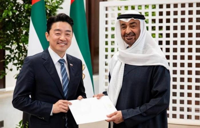 الامارات الان | محمد بن زايد يتسلم رسالة خطية من الرئيس الكوري خلال استقباله المبعوث الخاص (فيديو) | عيون الجزيرة الامارات