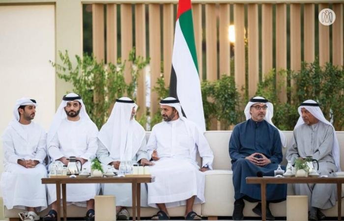 الامارات الان | هزاع بن زايد يستقبل كبار المسؤولين والموظفين المهنئين بشهر رمضان | عيون الجزيرة الامارات