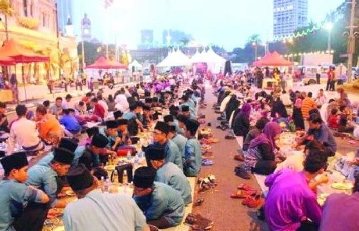 أخبار سلطنة عمان | رمضان في الغربة.. تجربة جديدة تجمع بين الروحانية والحنين للوطن | عيون الجزيرة الاخبارية عمان