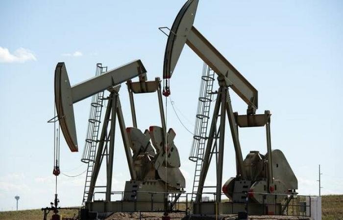 تراجع أسعار النفط مع تجاوز مخزونات الخام الأمريكي التوقعات