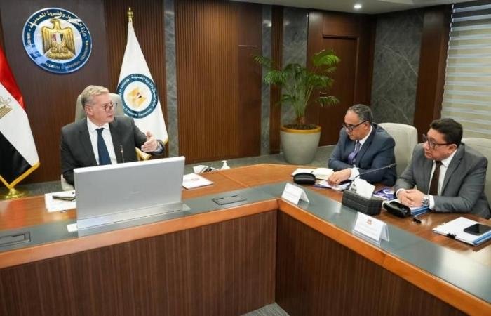 ميناء الحمراء المصري يبدأ نشاط تخزين البترول لحساب الغير